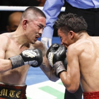 Kazuto Ioka (left) fights Joshua Franco in December 2022. | KYODO