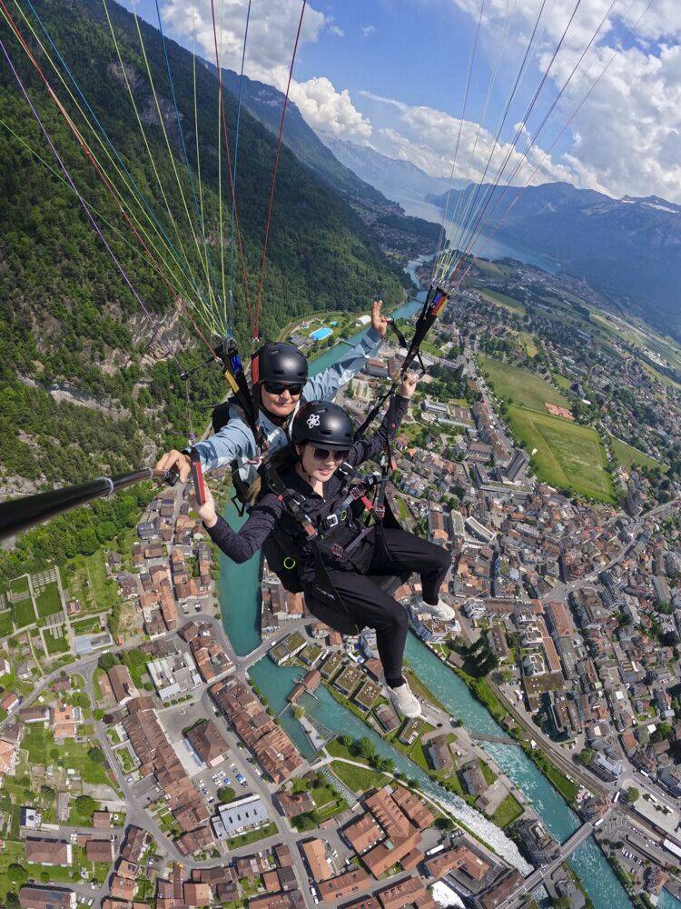 The Asian TV tourism boom in Iseltwald is the talk of the region; Carolyn Lansdell, a professional paragliding tandem pilot in Interlaken, mentioned it in mid-flight during the author’s visit. | BLOOMBERG