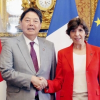 Foreign Minister Yoshimasa Hayashi and his French counterpart Catherine Colonna in Paris on Thursday | FOREIGN MINISTRY / VIA KYODO