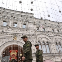 Servicemen in Moscow on Saturday amid an armed mutiny by Wagner Group mercenaries | AFP-JIJI