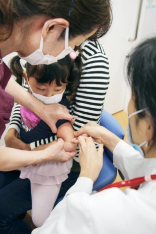 A girl receives a flu vaccine shot in Kawasaki in October 2020. Experts believe this year's flu season is likely to start in October, two months earlier than usual. | KYODO