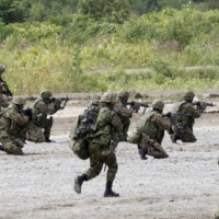 Ground Self-Defense Force personnel take part in a drill at an exercise area in Hokkaido in August 2017. | KYODO
