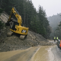 Work on clearing a landslide in Grizzly Creek Redwoods State Park near Carlotta, California, on Jan. 14. | ALEXANDRA HOOTNICK / THE NEW YORK TIMES