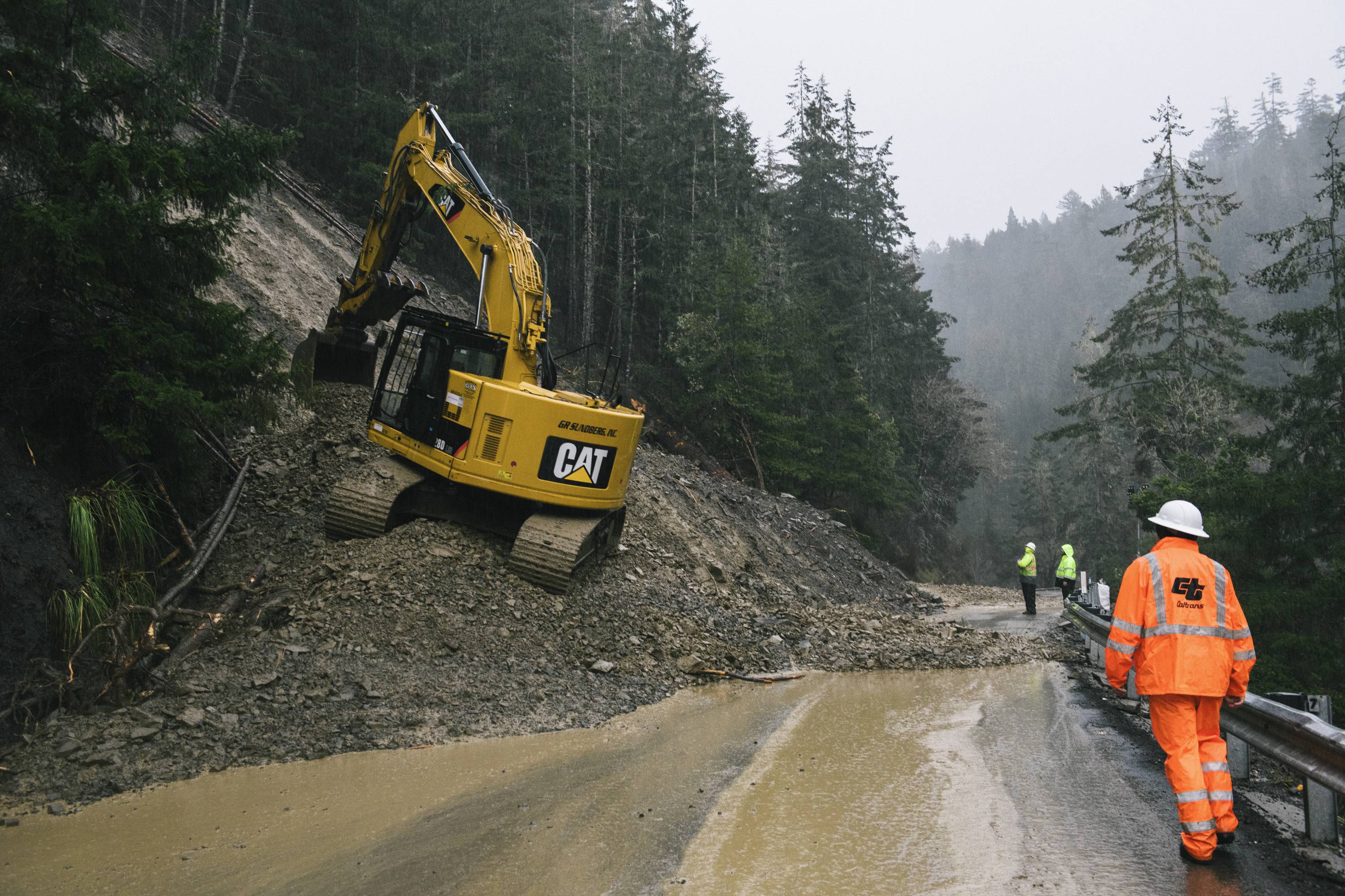 Work on clearing a landslide in Grizzly Creek Redwoods State Park near Carlotta, California, on Jan. 14. | Alexandra Hootnick / The New York Times