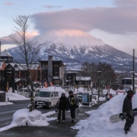 Snowboarders in the Hirafu area of Kutchan, Hokkaido Prefecture, on Jan. 17. | BLOOMBERG