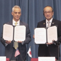 U.S. Ambassador to Japan Rahm Emanuel (left) and Hiroshima Mayor Kazumi Matsui at the U.S. Embassy in Tokyo on Thursday | KYODO