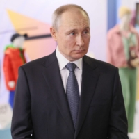 Russian President Vladimir Putin tours an exhibition in Moscow on Thursday.  | SPUTNIK / VIA AFP-JIJI 