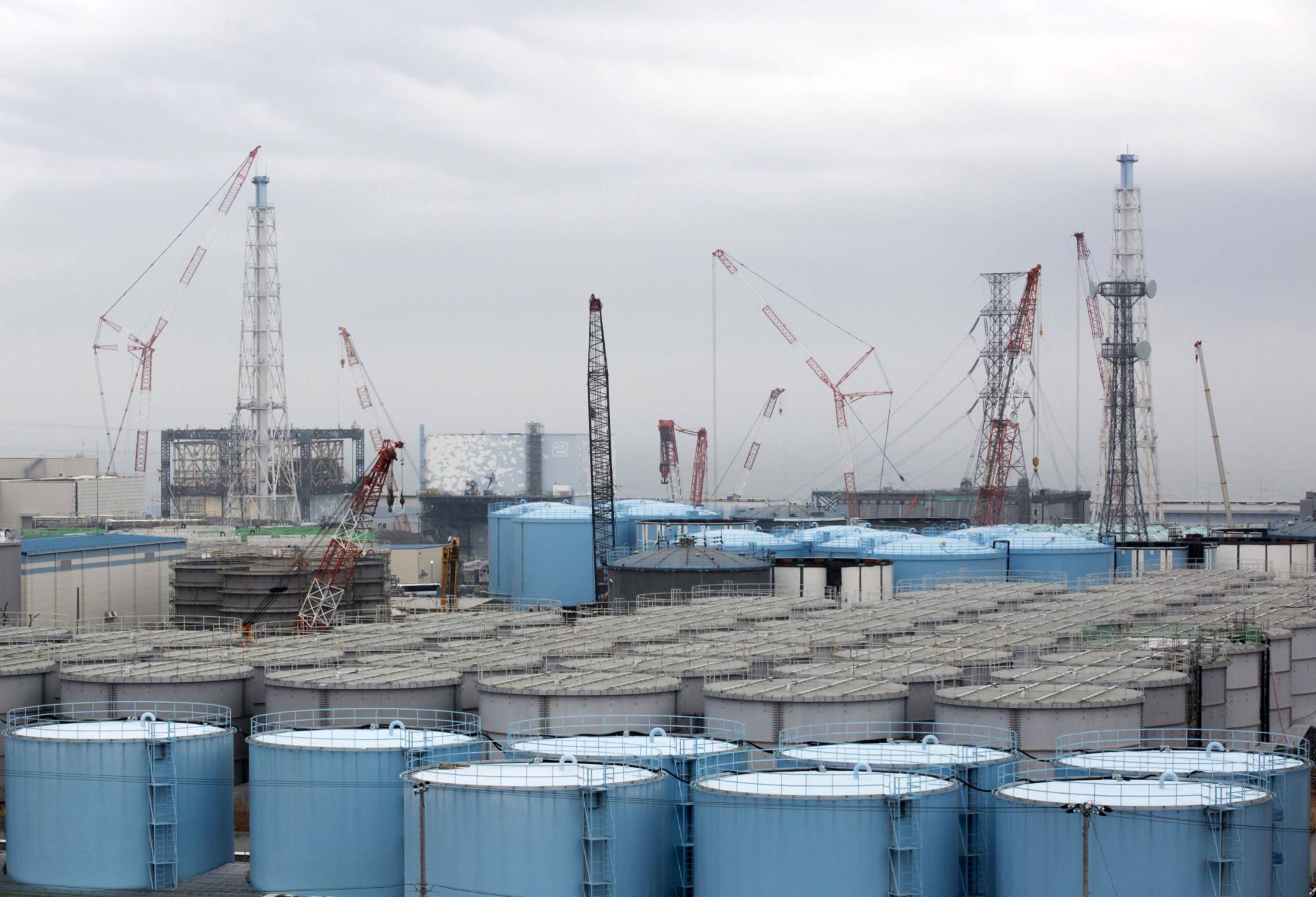 Storage tanks containing treated radioactive water stand at Tokyo Electric Power's Fukushima No. 1 nuclear power plant in Okuma, Fukushima Prefecture | BLOOMBERG