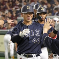 Orix\'s Yuma Tongu (center) returns to the dugout after his first-inning grand slam against the Eagles at Tokyo Dome on Tuesday. | KYODO