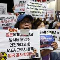 South Korean protesters wait for the arrival of International Atomic Energy Agency chief Rafael Grossi at Gimpo Airport in Seoul on Friday.  | YONHAP / VIA AFP-JIJI