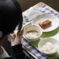 The number of school children suffering from food allergies has risen over the past nine years, a survey finds. | KYODO