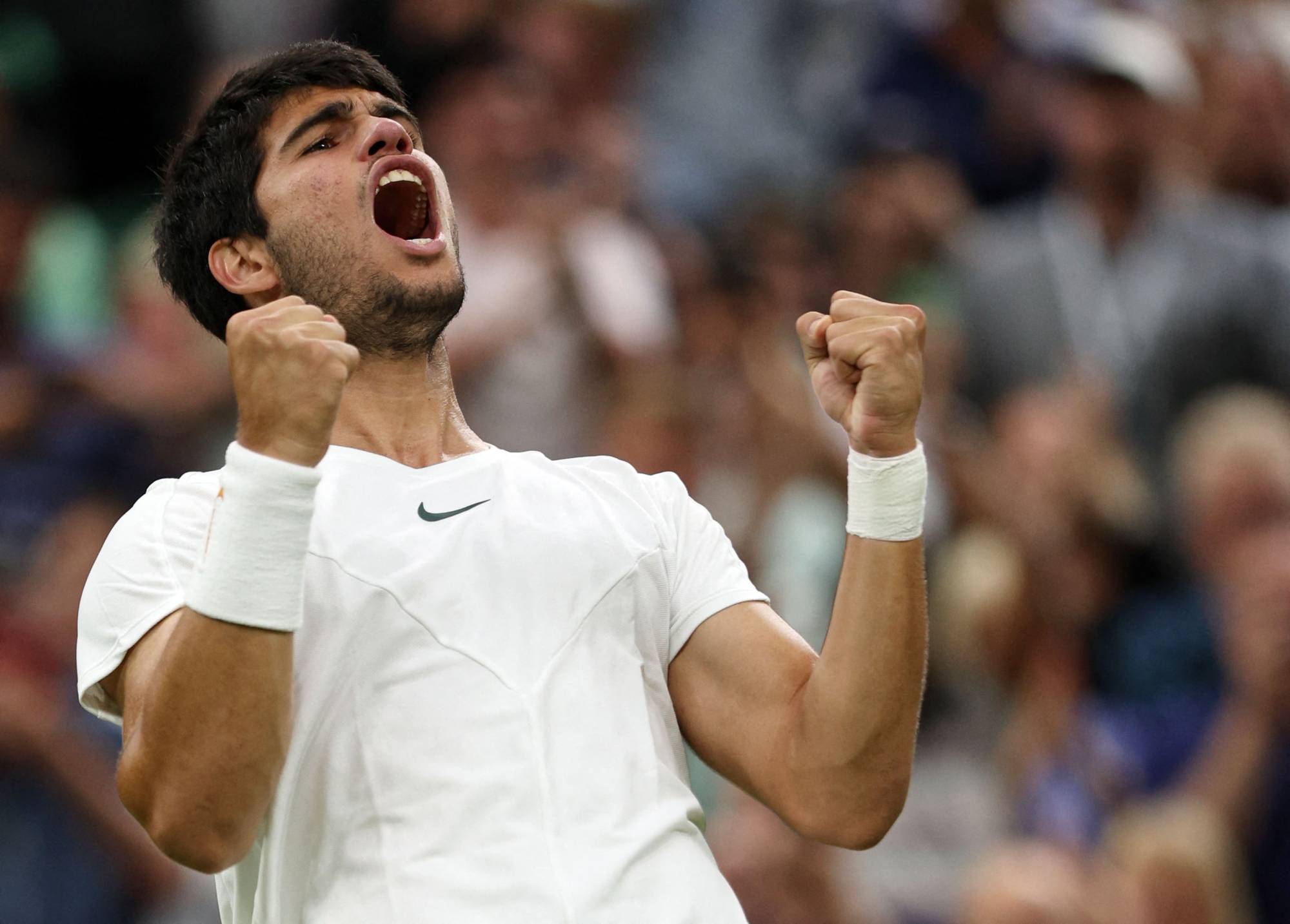 Carlos Alcaraz and Novak Djokovic stay on Wimbledon collision course