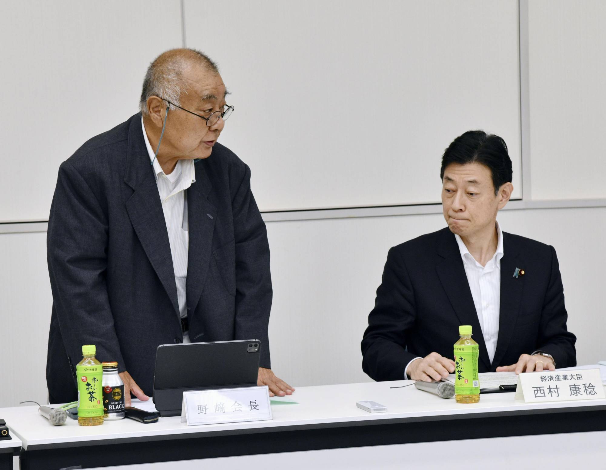Tetsu Nozaki, head of the Fukushima fisheries associations (left), meets with industry minister Yasutoshi Nishimura in Iwaki, Fukushima Prefecture, on Tuesday. | KYODO