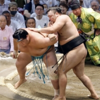 Kirishima (right) beats Kotonowaka on the fourth day of the Nagoya Grand Sumo Tournament at Dolphins Arena in Nagoya on Wednesday. | KYODO