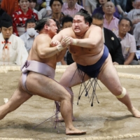 Gonoyama (right) battles Kotoeko of Day 5 of the Nagoya Grand Sumo Tournament on Thursday. | KYODO