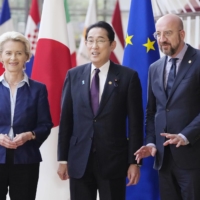 Prime Minister Fumio Kishida with European Council President Charles Michel (right) and European Commission President Ursula von der Leyen prior to their meeting in Brussels on Thursday | KYODO