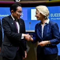 European Council President Charles Michel (left), Prime Minister Fumio Kishida (center) and European Commission President Ursula von der Leyen during the EU-Japan Summit at the European Union Building in Brussels on Thursday | AFP-JIJI 