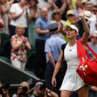 Elina Svitolina waves to the crowd as she leaves the court following her match against Marketa Vondrousova in the Wimbledon semifinals in London on Thursday. | AFP-JIJI