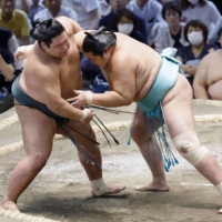 Nishikigi (left) battles with Kotonowaka on Saturday in Nagoya. Nishikigi fell into a tie for first with his loss.  | KYODO 