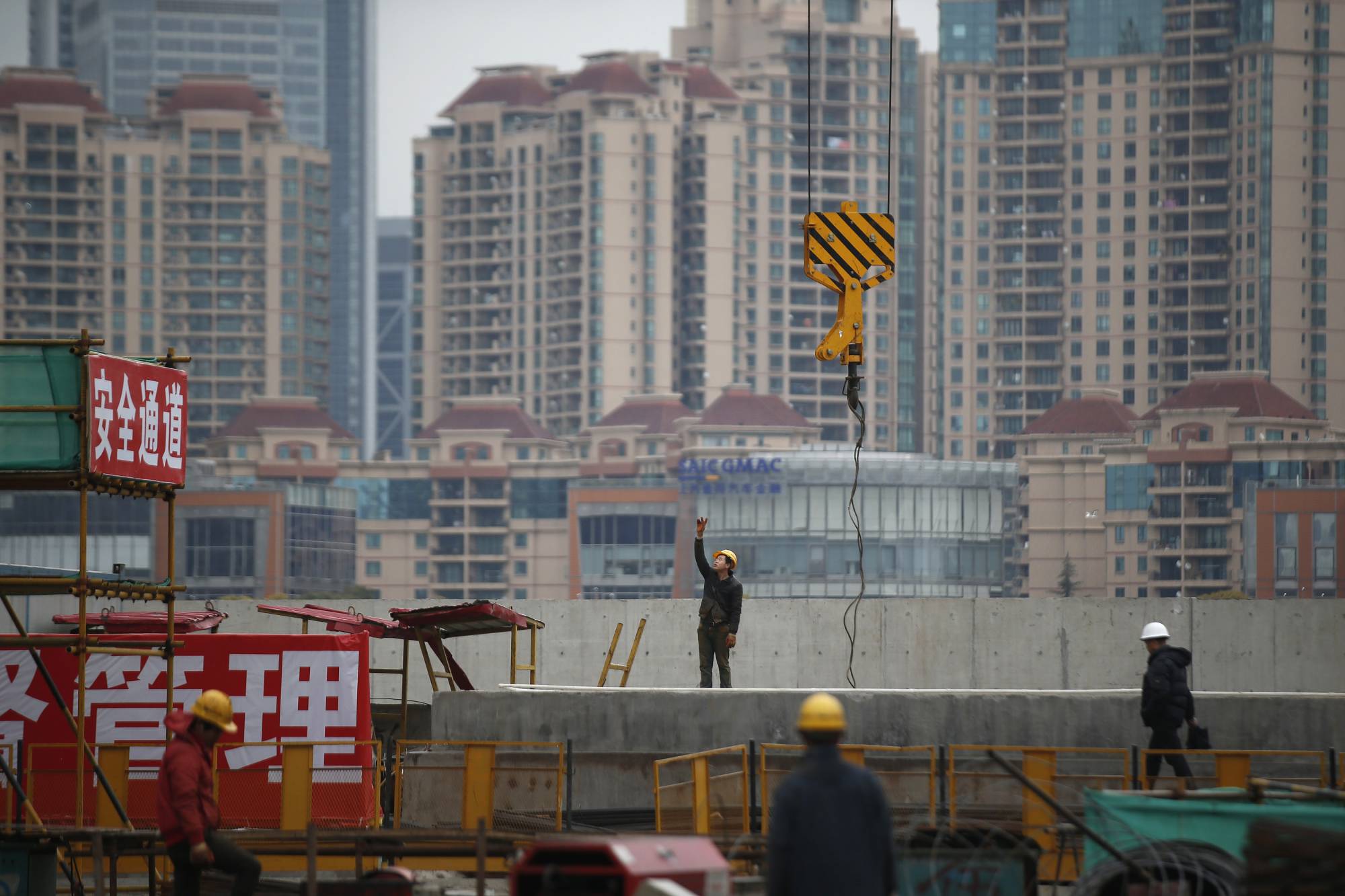 Over the last decade, the nominal average annual growth rate of China's construction sector and the financial and real-estate industries reached 13%, 14.8% and 10.5%, respectively. | REUTERS