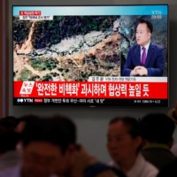 A TV in Seoul broadcasts a news report on the dismantling of North Korea\'s Punggye-ri nuclear testing site in May 2018. | REUTERS