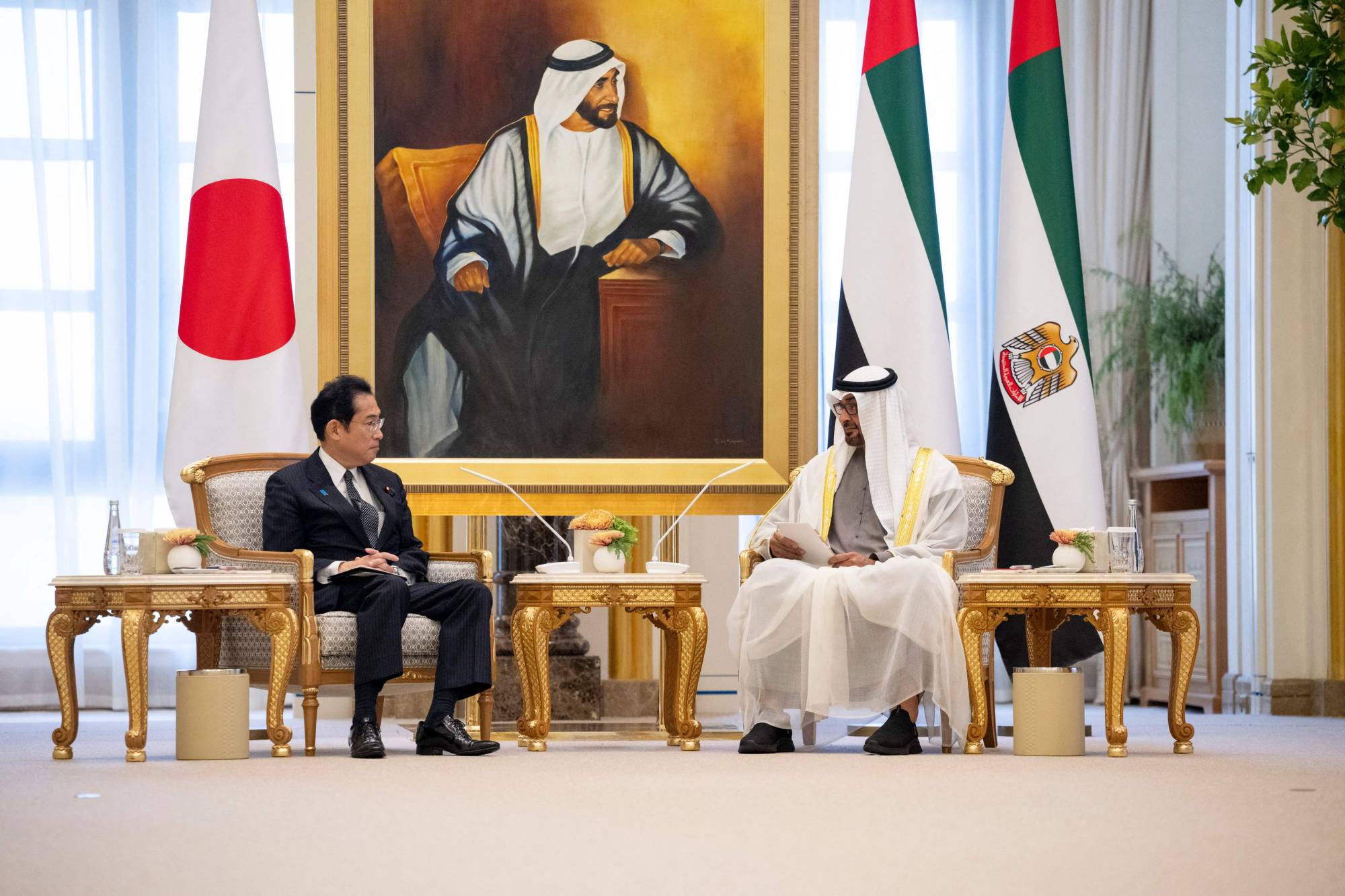 United Arab Emirates President Sheikh Mohammed bin Zayed Al Nahyan meets with Prime Minister Fumio Kishida in Abu Dhabi on Monday. | UNITED ARAB EMIRATES' MINISTRY OF PRESIDENTIAL AFFAIRS / VIA AFP-JIJI