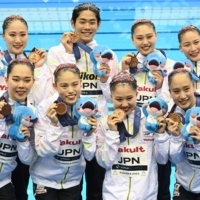Japan\'s artistic swimming team members pose with their bronze medals from the acrobatic routine event at the World Aquatics Championships in Fukuoka on Monday. | AFP-JIJI