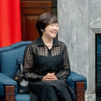 Akie Abe (left) meets with Taiwanese President Tsai Ing-wen at the presidential office in Taipei on Wednesday. | COURTESY OF TAIWAN\'S PRESIDENTIAL OFFICE / VIA KYODO