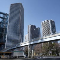 Residential buildings in the Kachidoki area of Tokyo. The average unit price of newly supplied condominiums in the greater Tokyo area in the first six months of this year reached the highest level for the six-month period due to rising material and labor costs and higher land prices. | BLOOMBERG