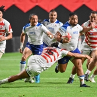 Japan\'s Ryohei Yamanaka tackles Samoa\'s Ray Niuia during a Rugby World Cup warm-up at Sapporo Dome on Saturday.  | AFP-JIJI