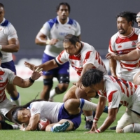 Japan spent much of Saturday\'s international friendly against Samoa with 10 men after Michael Leitch\'s red card. | KYODO