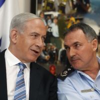 Vigilant: Israeli Prime Minister Benjamin Netanyahu meets with Maj. Gen.  Yohanan Danino, head of Israel\'s police force, during a visit  Thursday to police headquarters in Jerusalem. | AFP-JIJI