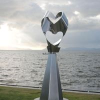 Japan hearts Hearn: Masaaki Noda\'s sculpture \"The Open Mind of Lafcadio Hearn\" on the shore of Lake Shinji in Matsue, Shimame Prefecture. \"Relief Portrait of Koizumi Yakumo\" (below) by Minoru Kurasawa. | MAKIKO ITOH PHOTOS
