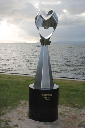 Japan hearts Hearn: Masaaki Noda’s sculpture “The Open Mind of Lafcadio Hearn” on the shore of Lake Shinji in Matsue, Shimame Prefecture. “Relief Portrait of Koizumi Yakumo” (below) by Minoru Kurasawa. A journey inside the mind of Lafcadio Hearn