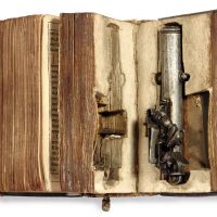 \"Libro di Preghiere con Pistola del Doge Morosini\" (\"Doge Morisini\'s Prayer Book with Pistol\"). | COURTESY OF MIYABI ARASHI TAIKO SCHOOL, GIANNI SIMONE
