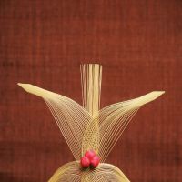 Good omen: A felicitous omikikuchi, a New Year\'s decoration placed in the top of a bottle of sake that is to be offered to the gods. | JAPAN FOLK CRAFTS MUSEUM