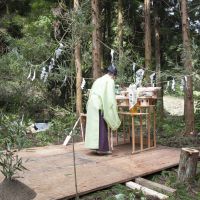 Blessed: The Shinto priest who conducted a Ji-chin-sai ceremony for the school, at the altar (above), and with the Afan team and locals. | CONAN MORIMOTO PHOTOS