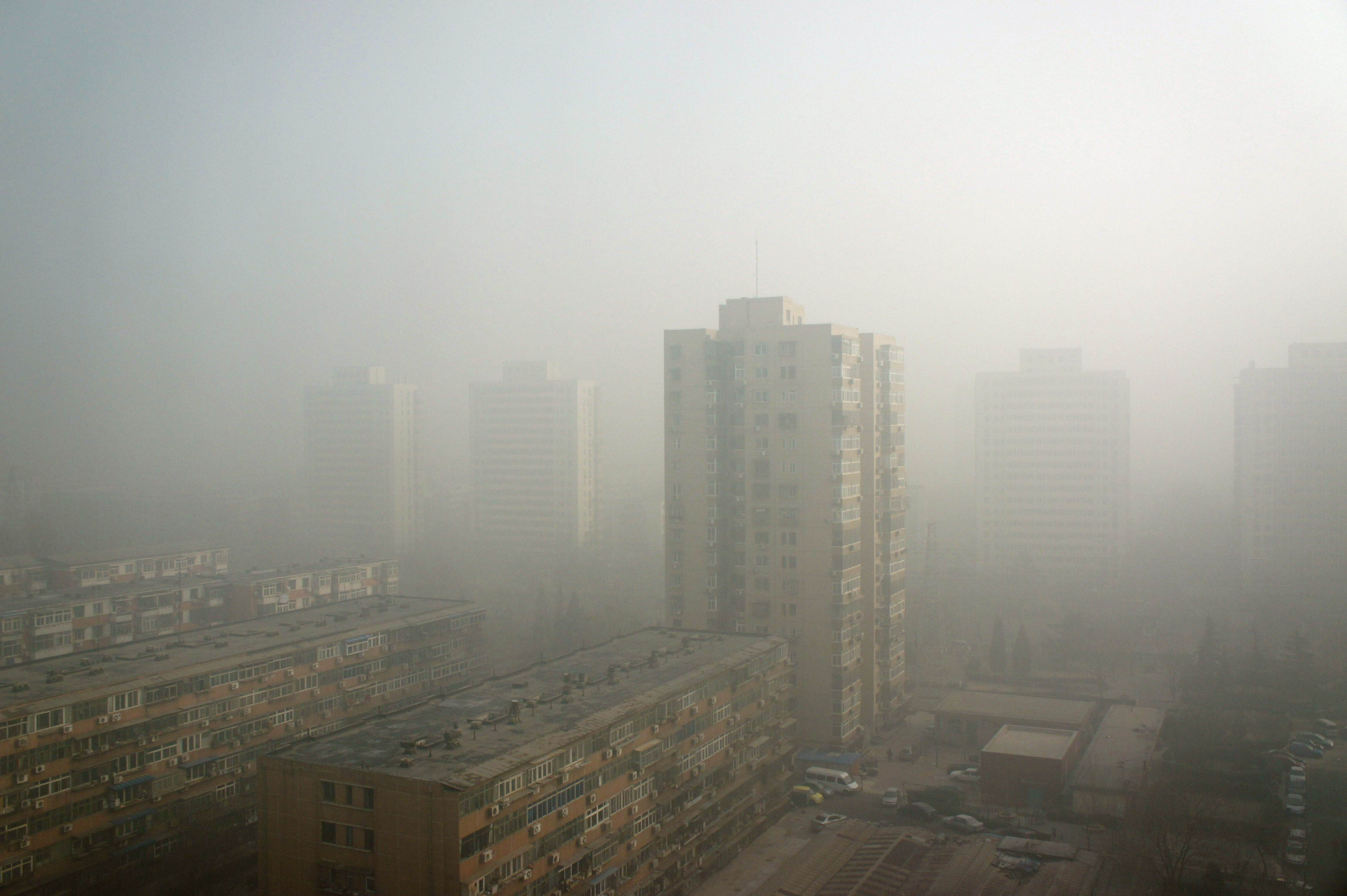 Плотная пелена. Смог в Токио. Смог в Пекине. Япония загрязнение воздуха в Токио. Загрязнение воздуха в Китае.