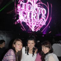 Catwalk fans Yuka, Kanako and Keiko, all 24, get close to the 40-meter runway at Tokyo Girls Collection. | YOSHIAKI MIURA PHOTOS