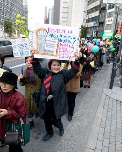 Demonstrators show their support for the Dawn Center in Osaka on Feb. 29. Pioneering women's center in Osaka slated for closure