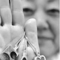 Forget me not: Examples of pendants which contain the ashes of the deceased. | HARA MUSEUM OF ART