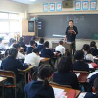 Bilingual, trilingual: Classes at Yokohama Yamate Chinese School are taught in both Mandarin and Japanese. Students learn English from fifth grade. | EMILY CHO PHOTO