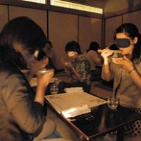 Blind tasting: Participants in one of the monthly Kurayami Gohan (Dark Dinners) at Ryokusenji temple in Tokyo\'s Asakusa district savor their invisible fare. | YOSHIAKI MIURA PHOTO PHOTOS