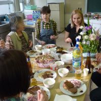 Feast of the senses: Ulla Kodama (third from left) from the Japan-Estonia Friendship Association, and Rutt Molter (fourth from left) are joined by Japanese participants as they enjoy the Estonian dishes prepared during a cooking event held April 29 in Tokyo\'s Toshima Ward. | MAMI MARUKO PHOTO