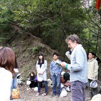 Gill reads haiku about the mountain to local cleanup volunteers. | ALLRIGHTS RESERVED, (C) ARCHIVES CHARLOTTE PERRIAND . ADAGP, PARIS &amp; SPDA, TOKYO, 2011
