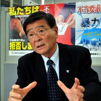 Hands-on approach: Retired senior policeman Kiyoshi Nakabayashi discusses his career and Tokyo Metropolitan Government’s new antigang ordinances at the office of the National Center for the Elimination of Boryokudan, where he is now an adviser. Kiyoshi Nakabayashi: Ex-Tokyo cop speaks out on a life fighting gangs — and what <em>you</em> can do