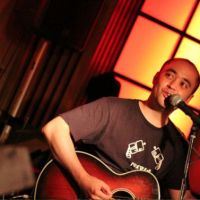 Making a connection: Danny Katz performs at Tokyo Club Suidobashi in Chiyoda Ward. | KYOKO OBAYASHI