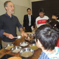 Uitenboogaart explains the ingredients and process of washi-making at a children\'s workshop at Eco Plaza in Tokyo\'s Minato Ward last November. | MAMI MARUKO