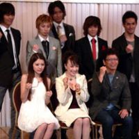 Quake crusaders: Heart Aid\'s principal performers pose for the press (Back, left to right: John Hoon, three piece W-inds, Atari Kousuke. Front: Alan, Judy Ongg, Kosetsu Minami). | YUICHI KONISHI PHOTO