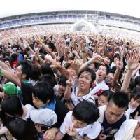 Sunny delight: Some of Summer Sonic\'s 190,000 revelers in the Marine Stadium. | &#169; SUMMER SONIC 08. ALL RIGHTS RESERVED
